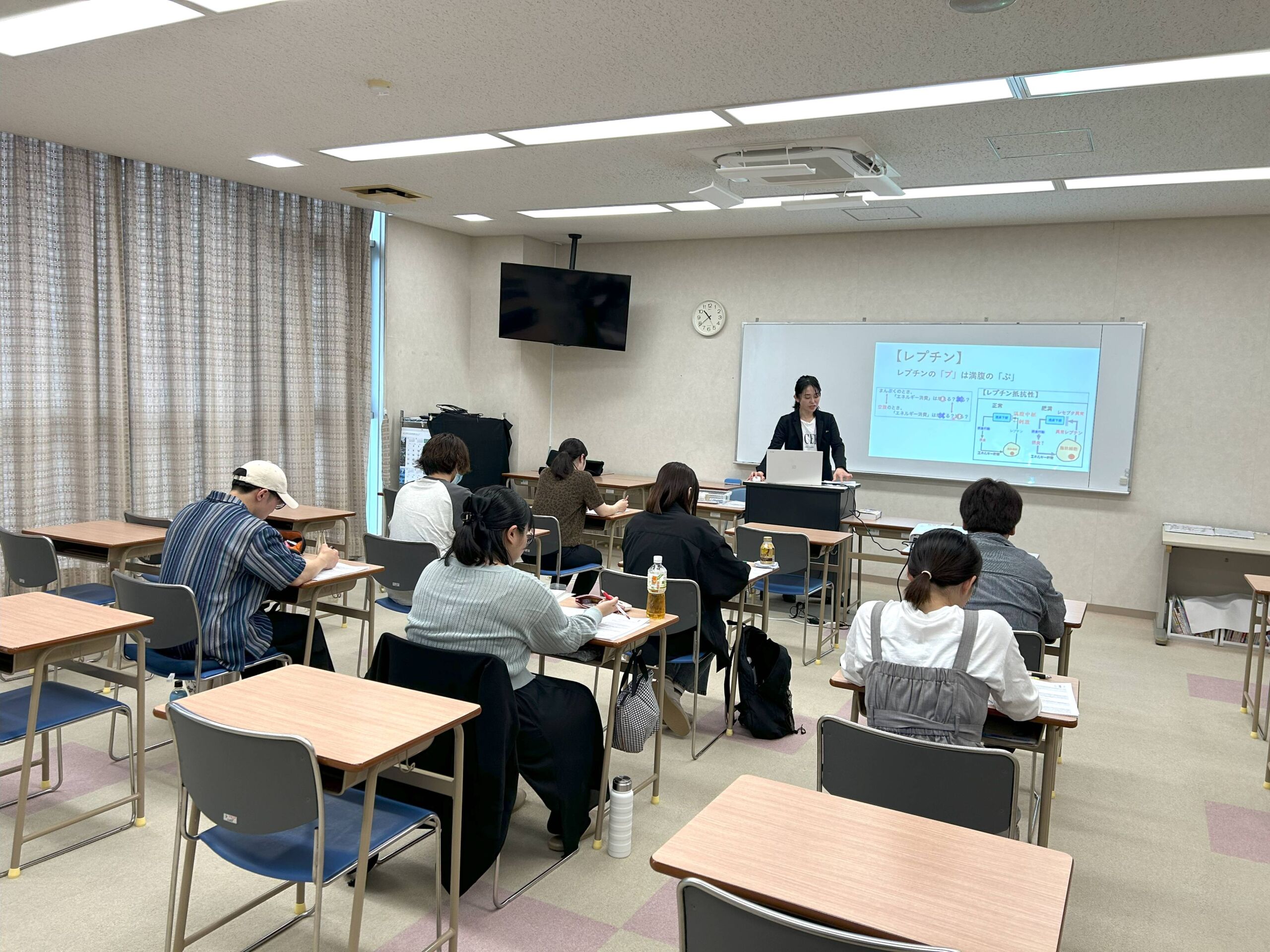 卒業生には管理栄養士対策講座を開催しています